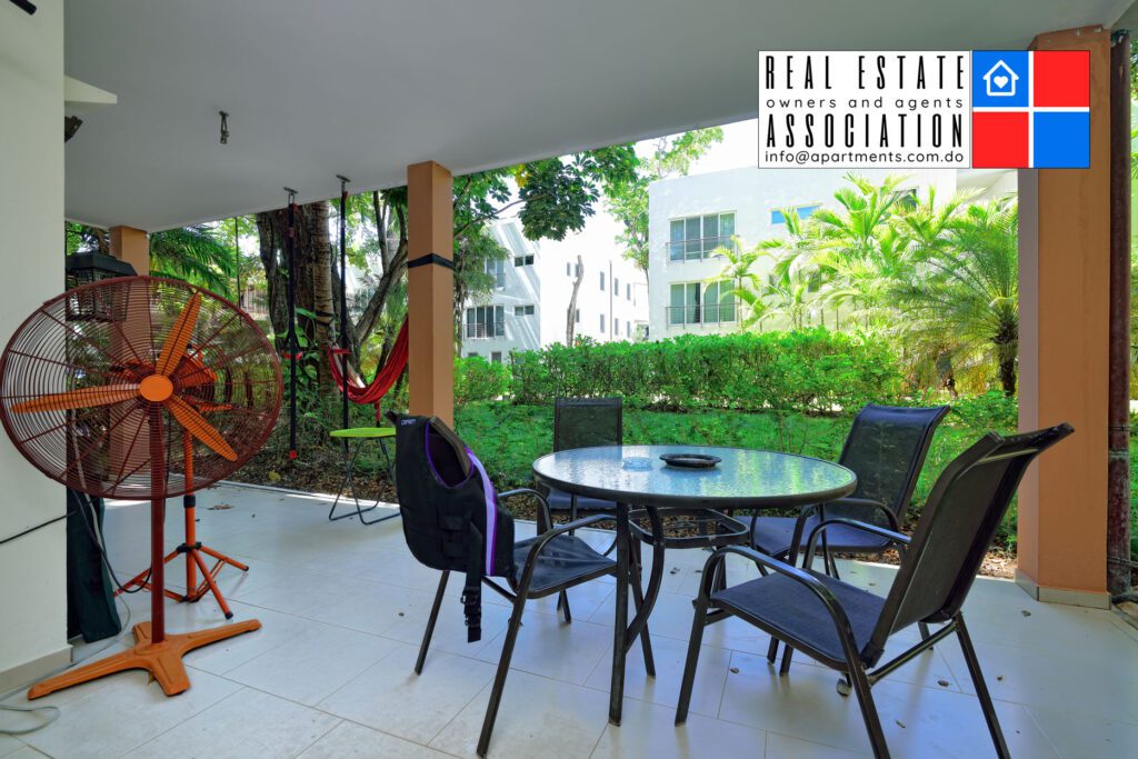 With model VS without model. How to showcase your interior the best possible way? 3 Empty terrace