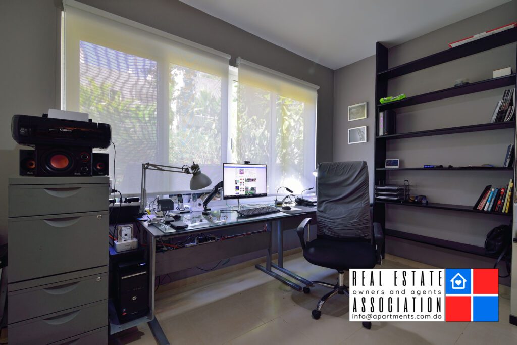 With model VS without model. How to showcase your interior the best possible way? 2 Empty office