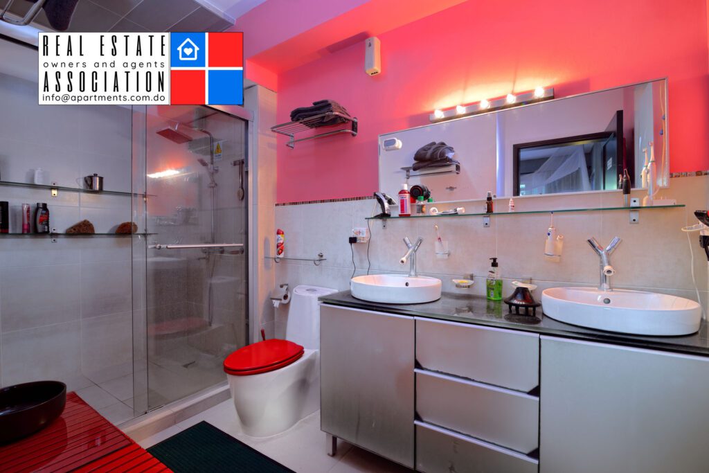 With model VS without model. How to showcase your interior the best possible way? 5 Empty bathroom