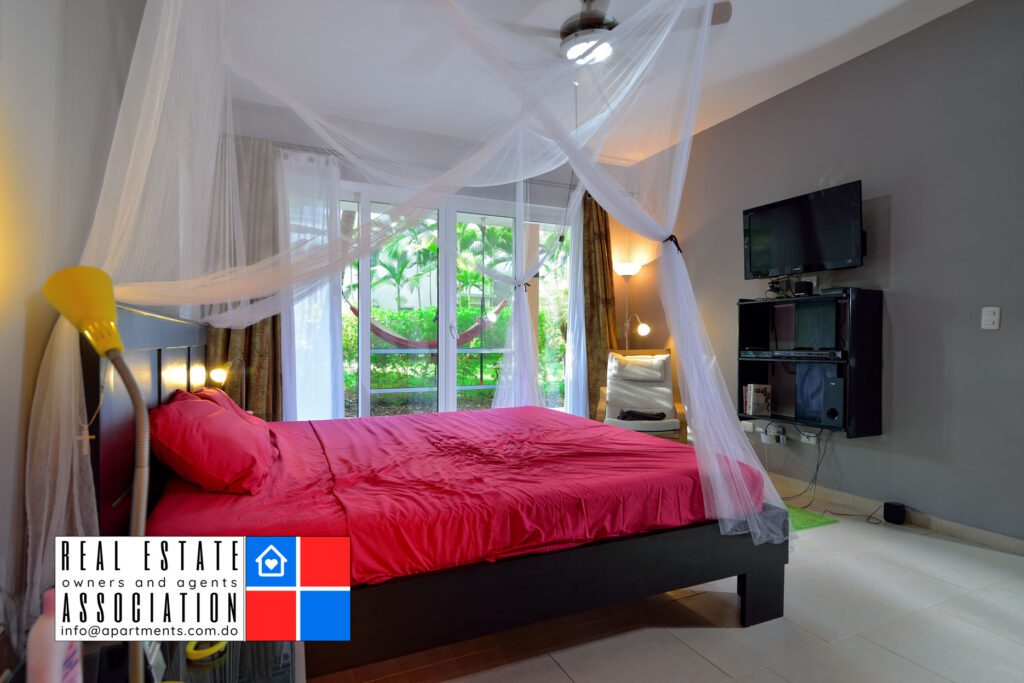 With model VS without model. How to showcase your interior the best possible way? 1 Empty bedroom