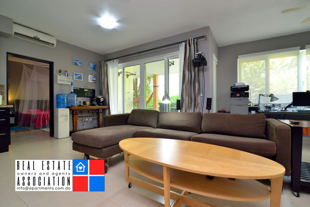 With model VS without model. How to showcase your interior the best possible way? 6 Empty sofa